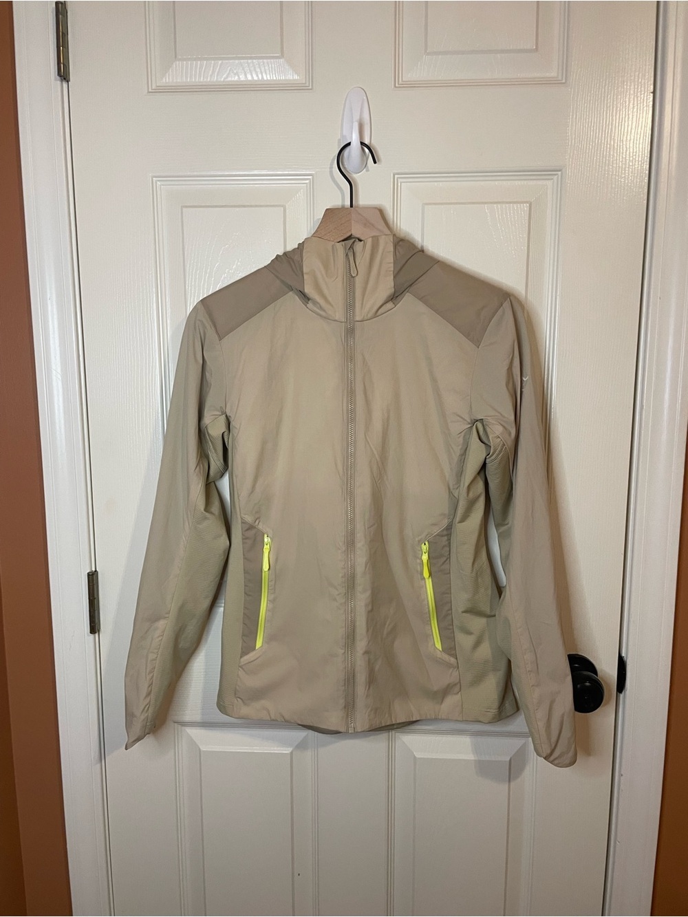 Arc’Teryx Atom Lightweight Hoodie in Beige with Neon Yellow Pockets Size Small